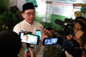 Agung Suryamalsaatdiwawancarasejumlah media.